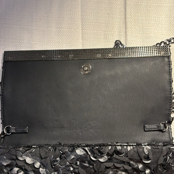 Simply Vera Evening Florette Shoulder/Clutch bag in Black with Gun Metal Chain - Picture 6 of 6